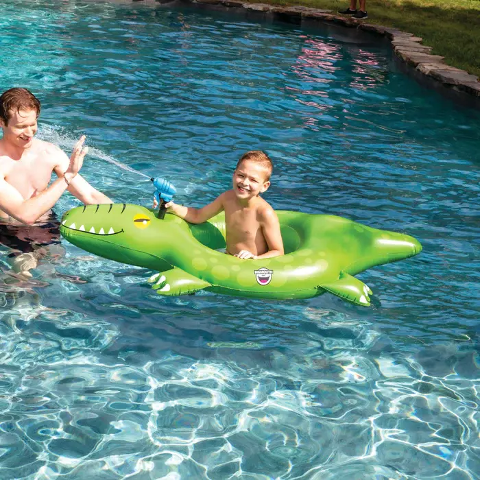 All-Terrain Gator-Shaped Water Blaster For Outdoor Play 1
